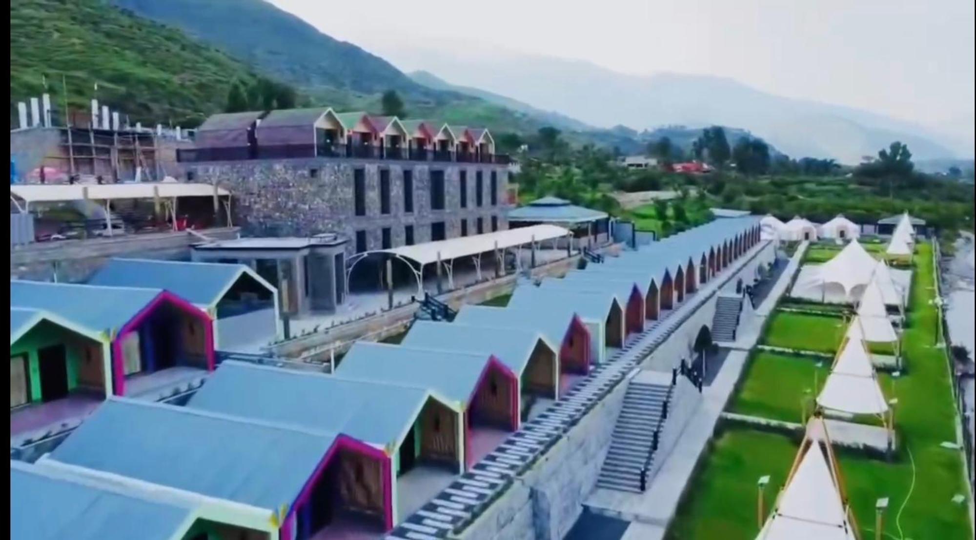 Iyi Luxury Inn Swat Saidu Sharif Ngoại thất bức ảnh