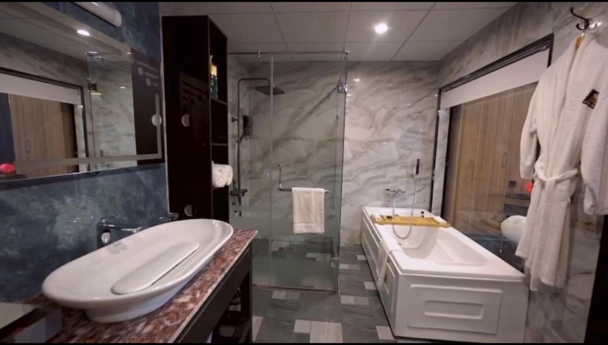 Iyi Luxury Inn Swat Saidu Sharif Ngoại thất bức ảnh